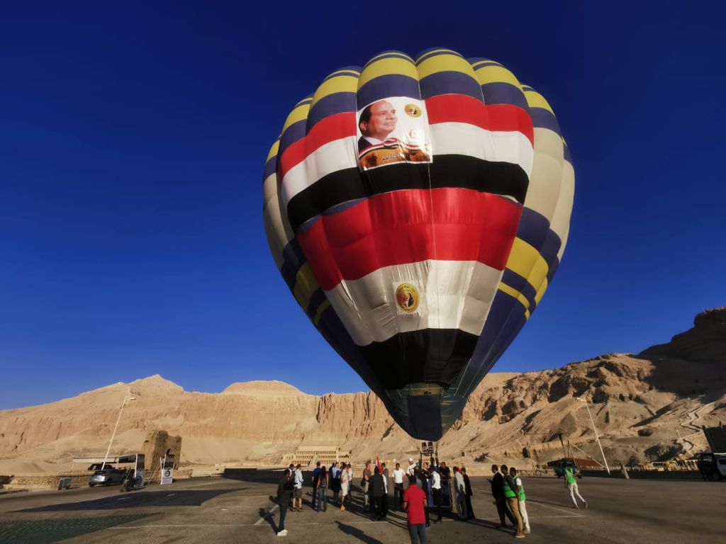 علم مصر وصورة الرئيس تزين البالونات بالأقصر