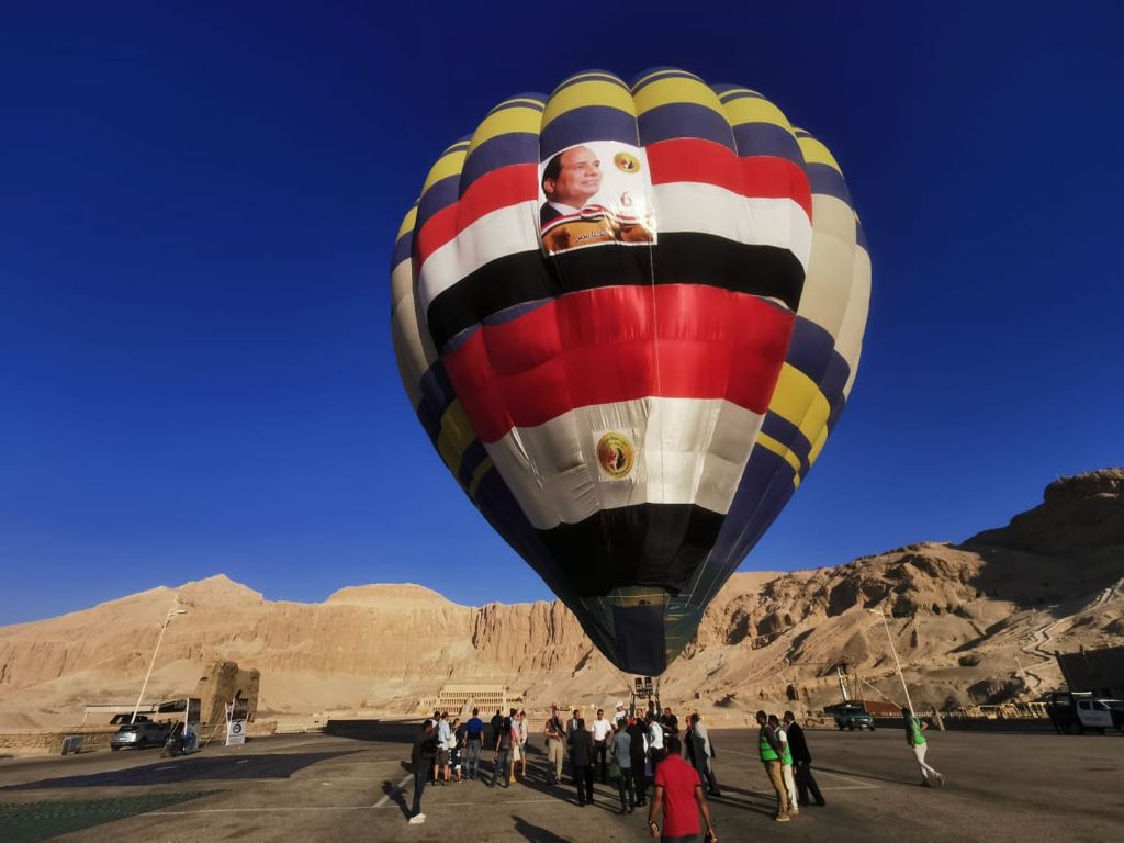 البالون تحلق من حتشبسوت وتحمل صورة الرئيس وعلم مصر