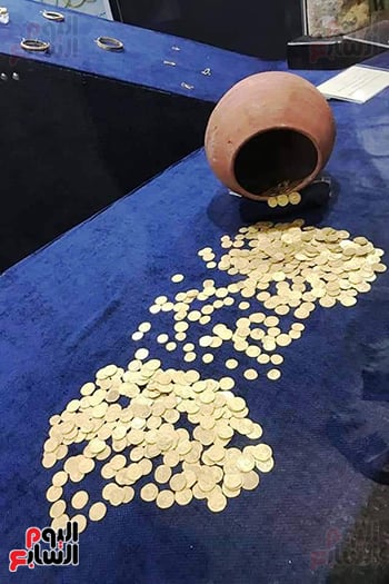 عرض 747 قطعة أثرية جديدة داخل معرض متحف الأقصر (2)