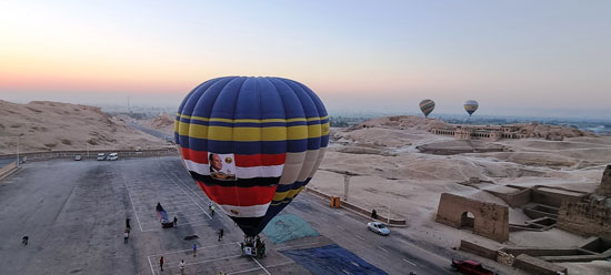 البالونات-تخرج-بصور-الرئيس-وعلم-مصر