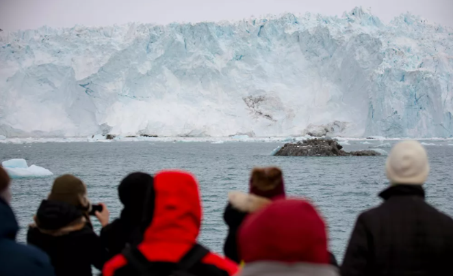 سياح يشاهدون الجبل الجليدي إيكي في شمال إيلوليسات
