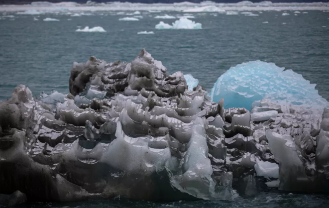 قطعة جليد أمام الجبل الجليدي إيكي (2)
