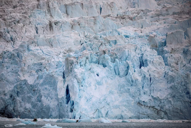 الجبل الجليدي إيكي في شمال إيلوليسات، غرينلاند