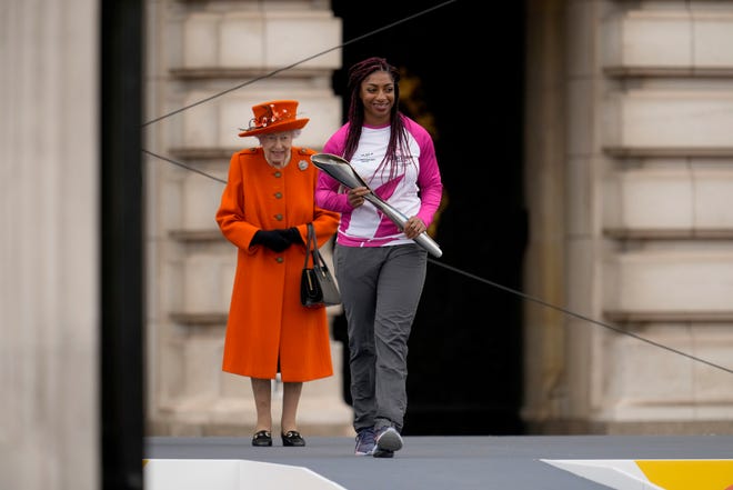 ملكة بريطانيا برفقة بطلة الأولمبياد كادينا كوكس
