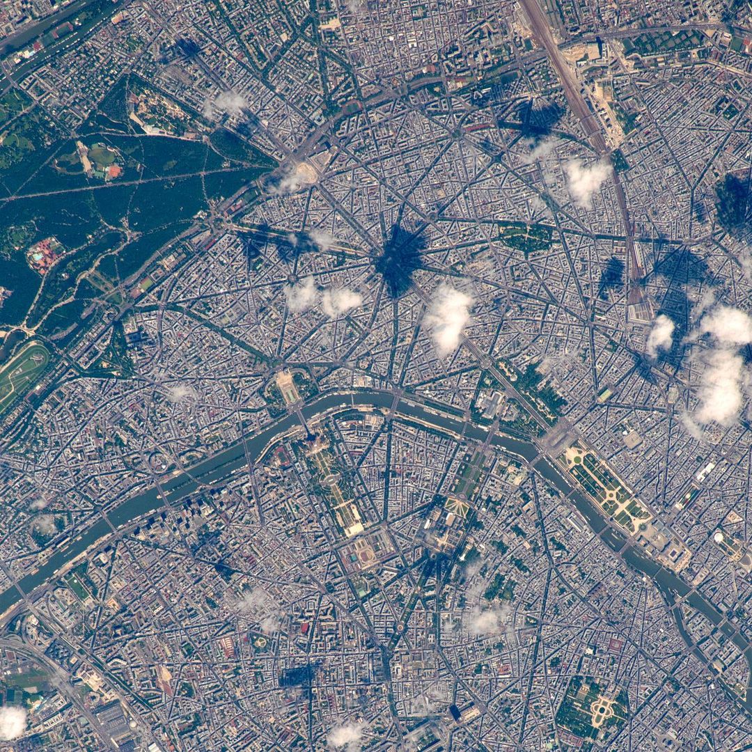 صورة من الفضاء لباريس