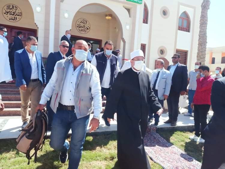 اللواء خالد فودة محافظ جنوب سيناء أثناء افتتاح مسجد الروضه