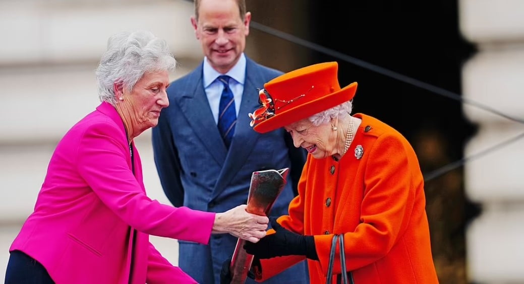 ملكة بريطانيا تتسلم عصا ألعاب الكومنولث 2022