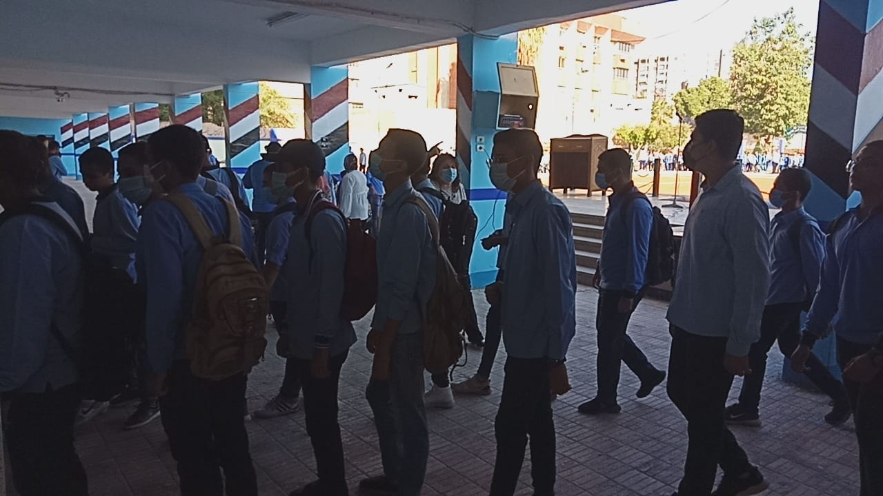 طلاب أسيوط يتوجهون على فصولهم على أنغام الأناشيد الوطنية  (4)