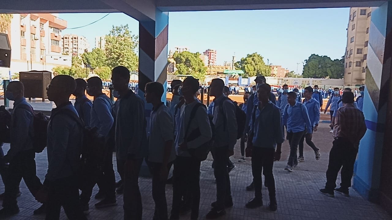 طلاب أسيوط يتوجهون على فصولهم على أنغام الأناشيد الوطنية  (3)