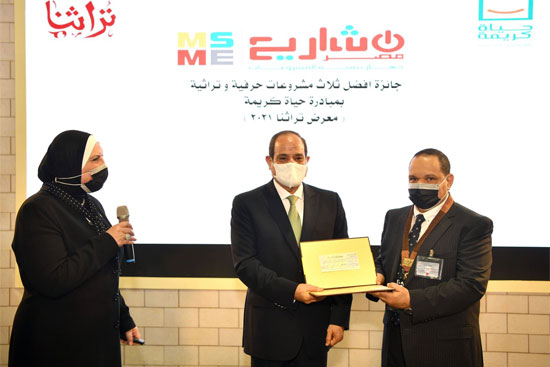 جولة الرئيس فى معرض تراثنا (29)