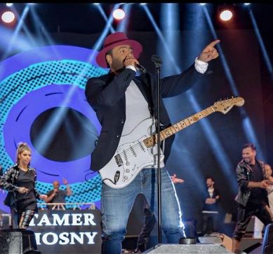 تامر حسني يعزف علي الجيتار في حفله بالاردن