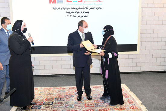 جولة الرئيس فى معرض تراثنا (16)