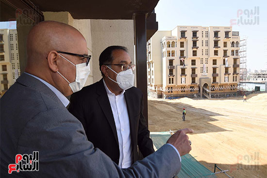 رئيس الوزراء يتفقد مشروع تطوير سور مجرى العيون والمنطقة المحيطة به (31)