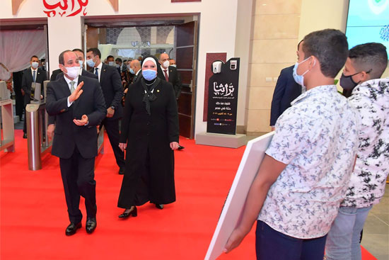 جولة الرئيس فى معرض تراثنا (6)