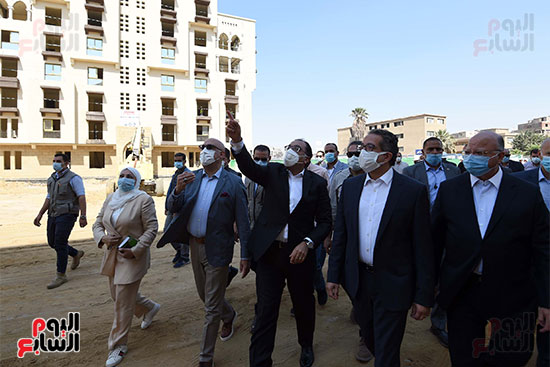 رئيس الوزراء يتفقد مشروع تطوير سور مجرى العيون والمنطقة المحيطة به (28)