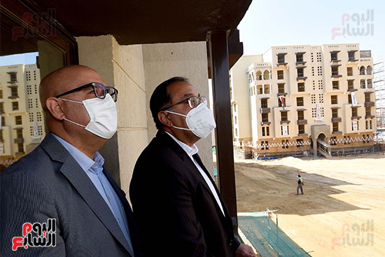 رئيس الوزراء يتفقد مشروع تطوير سور مجرى العيون والمنطقة المحيطة به (30)