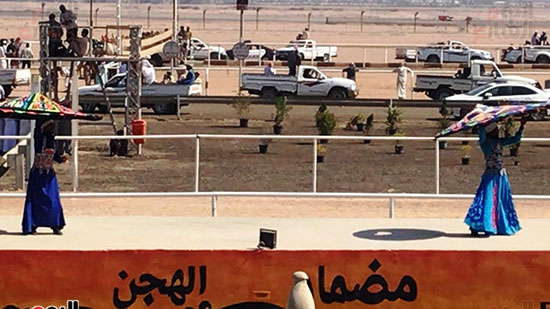 وفود عربية تهدى السيوف والشال لمحافظ جنوب سيناء فى مهرجان الهجن (4)