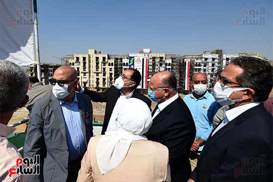 رئيس الوزراء يتفقد مشروع تطوير سور مجرى العيون والمنطقة المحيطة به (38)