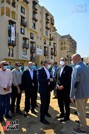 رئيس الوزراء يتفقد مشروع تطوير سور مجرى العيون والمنطقة المحيطة به (15)