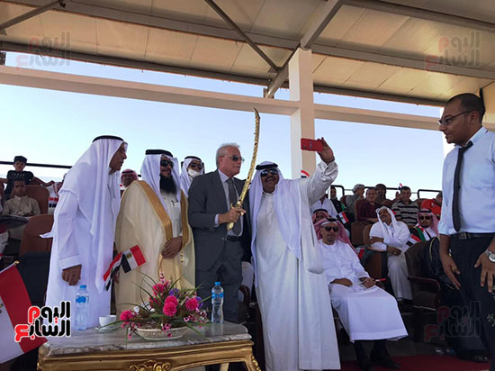 وفود عربية تهدى السيوف والشال لمحافظ جنوب سيناء فى مهرجان الهجن (5)