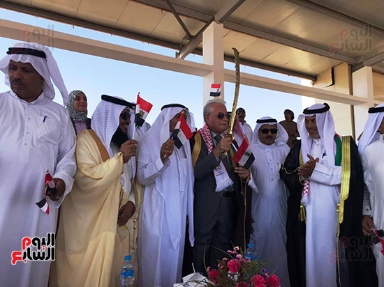 وفود عربية تهدى السيوف والشال لمحافظ جنوب سيناء فى مهرجان الهجن (8)