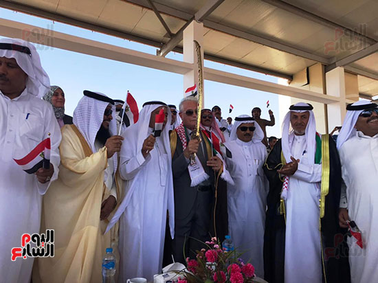 وفود عربية تهدى السيوف والشال لمحافظ جنوب سيناء فى مهرجان الهجن (14)