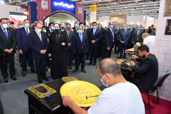 جولة الرئيس فى معرض تراثنا (3)