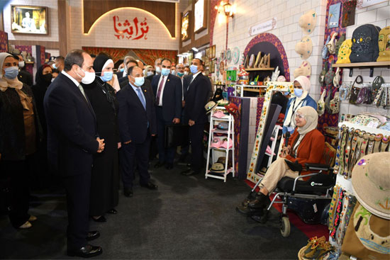 جولة الرئيس فى معرض تراثنا (11)