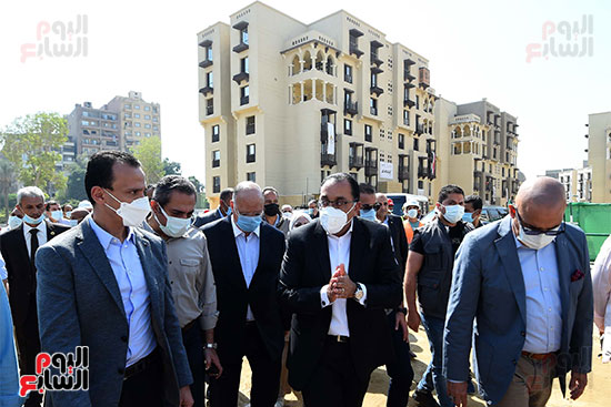 رئيس الوزراء يتفقد مشروع تطوير سور مجرى العيون والمنطقة المحيطة به (35)