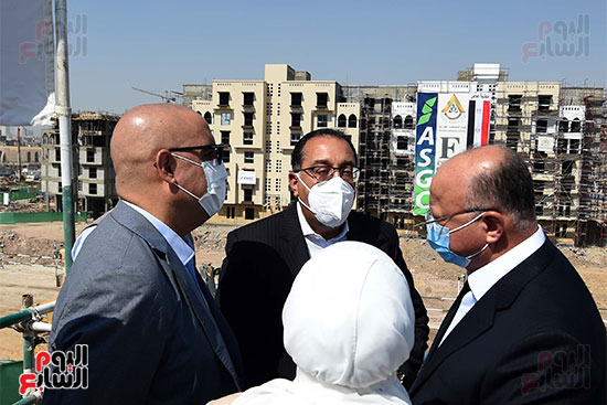 رئيس الوزراء يتفقد مشروع تطوير سور مجرى العيون والمنطقة المحيطة به (37)