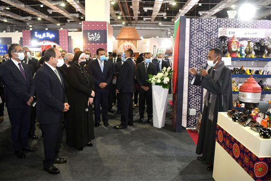 جولة الرئيس فى معرض تراثنا (23)