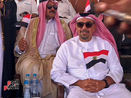 وفود عربية تهدى السيوف والشال لمحافظ جنوب سيناء فى مهرجان الهجن (6)