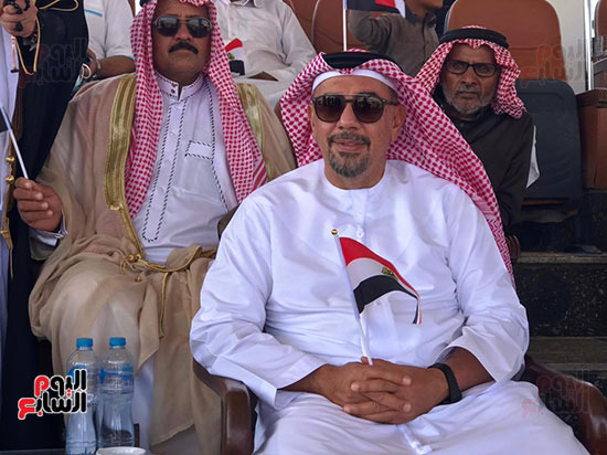 وفود عربية تهدى السيوف والشال لمحافظ جنوب سيناء فى مهرجان الهجن (2)