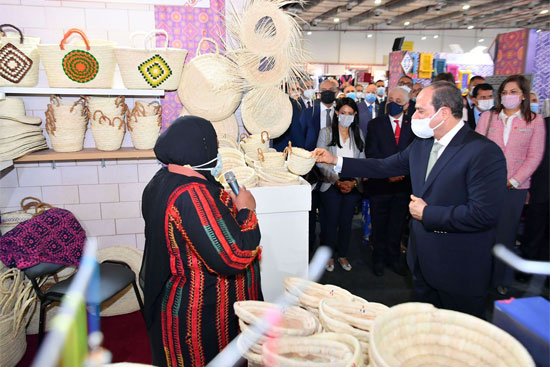 جولة الرئيس فى معرض تراثنا (10)