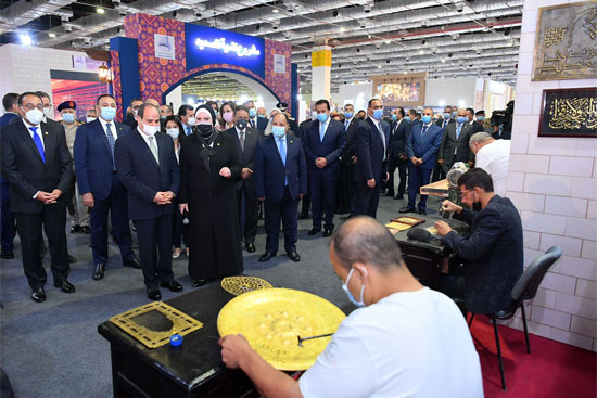 جولة الرئيس فى معرض تراثنا (8)