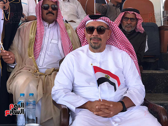 وفود عربية تهدى السيوف والشال لمحافظ جنوب سيناء فى مهرجان الهجن (16)
