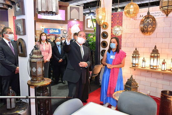 جولة الرئيس فى معرض تراثنا (12)