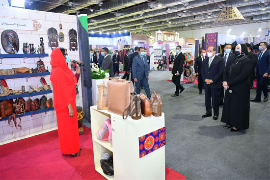 جولة الرئيس فى معرض تراثنا (24)