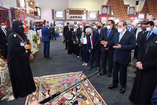 جولة الرئيس فى معرض تراثنا (2)
