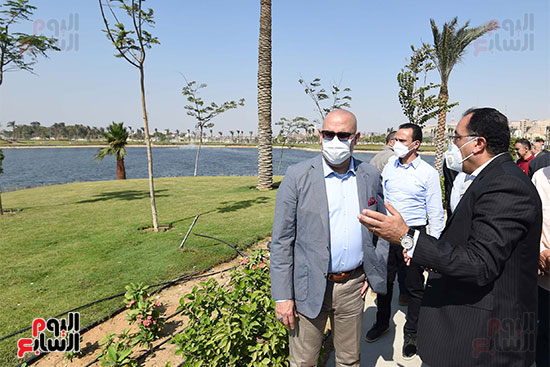 رئيس الوزراء يتفقد مشروع تطوير سور مجرى العيون والمنطقة المحيطة به (50)