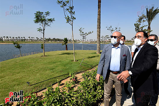 رئيس الوزراء يتفقد مشروع تطوير سور مجرى العيون والمنطقة المحيطة به (52)