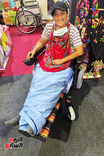 الصحة توفير كرسى متحرك ورعاية طبية بالمجان لإحدى المشاركات بمعرض تراثنا (1)