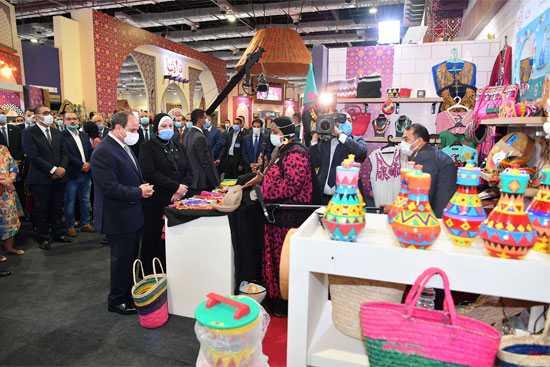 جولة الرئيس فى معرض تراثنا (7)