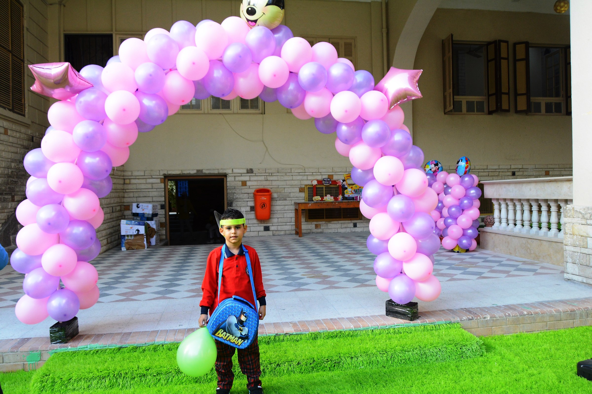 البالونات والأطفال بأول أيام العام الجديد