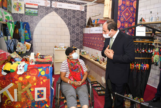 جولة الرئيس فى معرض تراثنا (15)