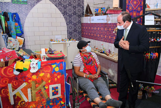 الرئيس السيسى مع أحد المشاركين فى المعرض