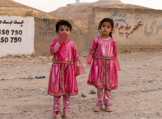 فتيات يرتدين الزي الأفغاني التقليدي
