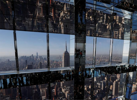 صورة لمبنى إمباير ستيت وأفق مانهاتن من منصة المشاهدة في سوميت
