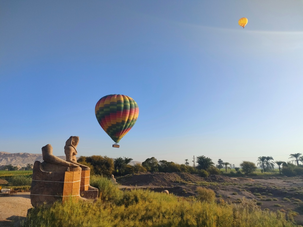 البالونات الطائرة تعانق تماثيل ملوك الحضارة المصرية بالبر الغربي