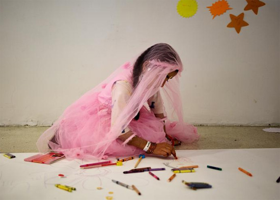 أطفال أفغان تم إجلاؤهم يشاركون في مبادرات فنية اجتماعية وعاطفية
